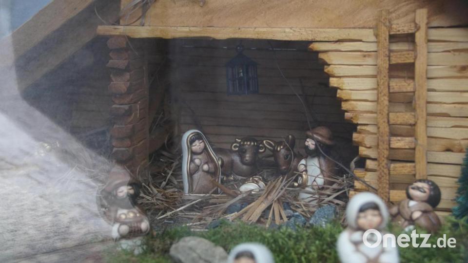 Im Rathausfenster steht die &quot;Südtiroler Krippe&quot;. Die handbemalten Krippenfiguren sind bestehen aus Thun-Keramik aus Bozen/Südirol. Bild: kaz