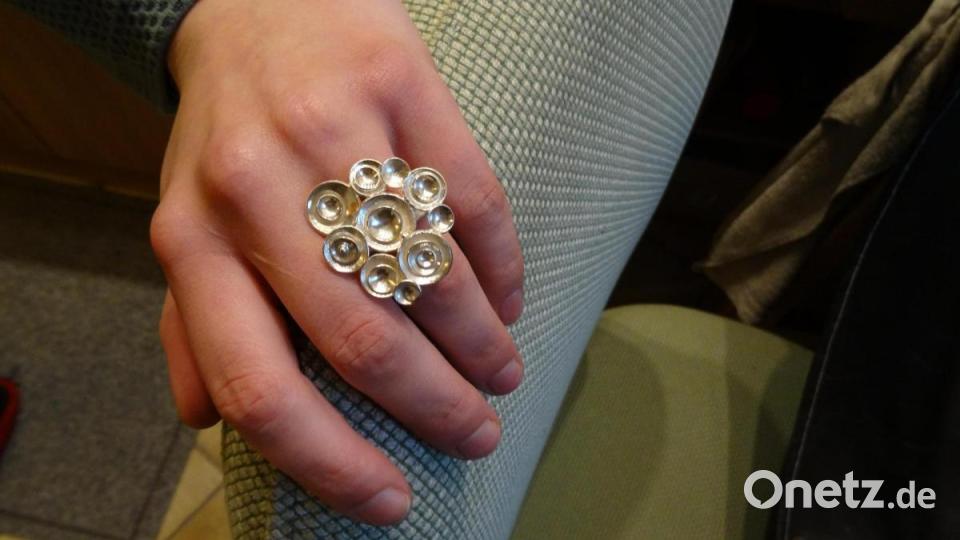 Das erste Schmuckstück überhaupt, ein Ring aus Silber entstanden im Goldschmiede-Kurs. Bild: hka