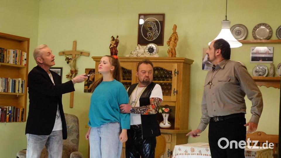Brutal untermauern die Ganoven Checker (Ludwig Zwick/links) und Bonzo (Josef Wirnshofer) ihre Forderung gegenüber Jenny (Judith Höcherl) und Pfarrer Wolf (Herbert Spichtinger). Bild: mmj