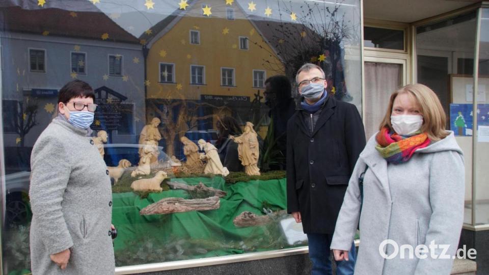 Roswitha Heining, Pfarrer Martin Besold und Kathrin Götzl (von links) stehen vor der &quot;Ebnather Krippe&quot;. Die Figuren sind 56 Zentimeter groß und stammen von der Schnitzerei Schinner. In den 90er Jahren sind die ersten Figuren in der Schnitzerei entworfen und geschnitzt und werden bis heute erweiter. Bild: kaz