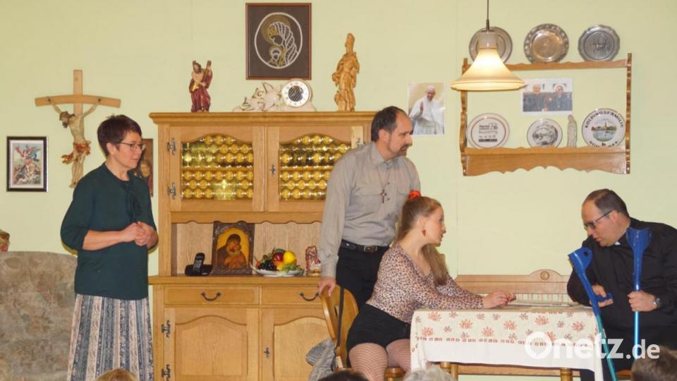 Das &quot;gefallene Mädchen&quot; Jenny (Judith Höcherl) sucht Zuflucht bei den Geistlichen und Haushälterin Mechthild (Sabine Meindl) im Pfarrhaus. Bild: mmj