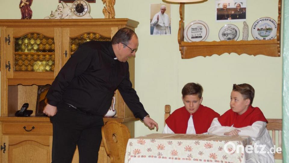 Eine Standpauke gibt es von Pfarrer Bürstel (Johannes Gillitzer) für die Ministranten (Noah Friese/links und Jannik Frank). Bild: mmj