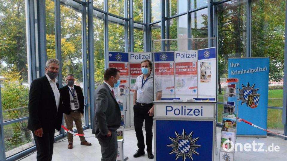 Die Bau- und Immobilienmesse &quot;Mein Zuhause - Nordoberpfalz&quot;. Einen Rundgang machten (von links) Messemanager Gunnar von Grawert-May, Max-Reger-Hallen-Geschäftsführer Johannes Häring und Oberbürgermeister Jens Meyer. Bild: Kunz