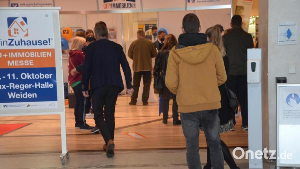 Auch in der Warteschlange vor der Kasse mussten 1,50 Meter Abstand eingehalten werden. Bild: Kunz