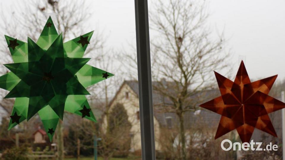 Erst am Fenster entwickelt der Stern seine Wirkung. Links sieht man den doppelten Stern mit Glitzer, der bei Licht im Zimmer schon zur Geltung kommt. Rechts ist der einfache Stern. Bild: rpp