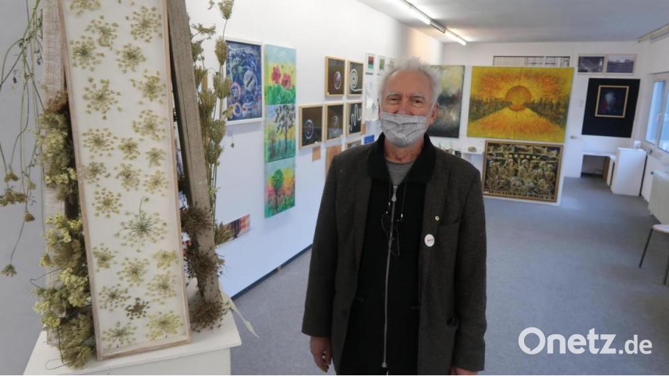 Wolfgang Herzer ist stolz auf vielseitigen die Kunstwerke der Ausstellung, findet es aber schade, dass sie niemand sehen kann. Bild: uz