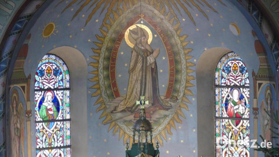 Hinter dem Hochaltar ist ein Gemälde des hl. Nikolaus Bild: ga