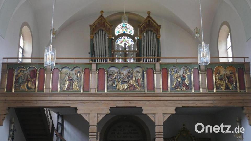 Eine Besonderheit in der Pfarrkirche sind die Marienschnitzerei an der Empore Bild: ga