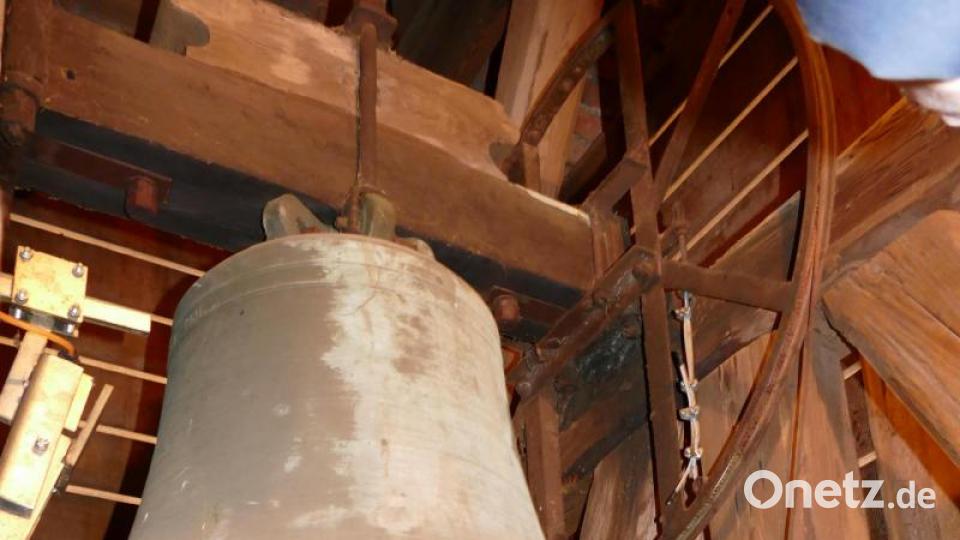 Am Holzgebälk sind die vier Glocken angeordnet Bild: ga