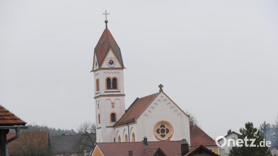 Auf der Anhöhe in Mitten von Unterauerbach ist die Nikolauskirche erbaut Bild: ga