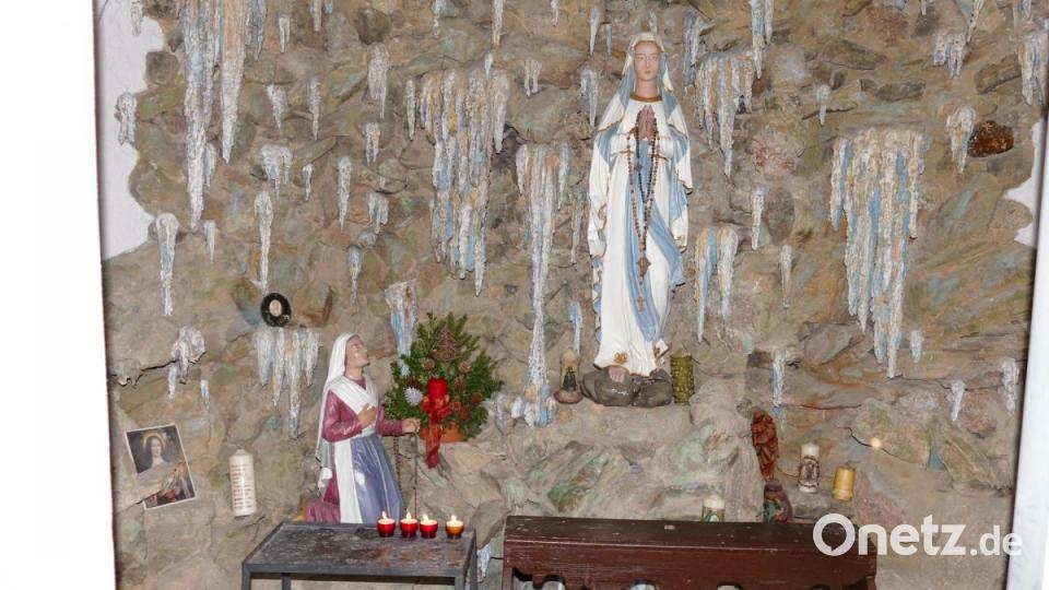 Zwischen den Fundamenten der Nikolauskirche ist eine Lourdesgrotte integriert Bild: ga