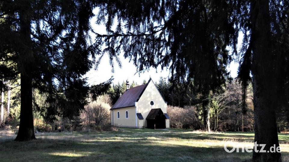 Idylle pur mitten im Wald zu Tschechien: Die st. Nikolauskirche besucht man gern, auch wenn sie übers Jahr verschlossen ist. Allein das Umfeld strahlt eine wunderbare Ruhe und Beschaulichkeit aus. Bild: ubb