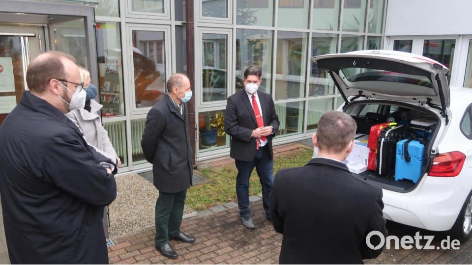 Die fünf Einsatzfahrzeuge des BRK, die ab 27. Dezember zum Impfen in den Seniorenheimen ausrücken werden, sind dafür bestens ausgerüstet. Davon überzeugen sich am Dienstag Neustadts Landrat Andreas Meier (links) und Weidens Oberbürgermeister Jens Meyer (rechts). Bild: Kunz