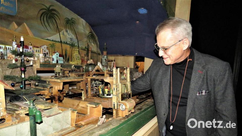 Manfred Kopp restauriert die mechanische Krippe mit viel Liebe. Viele Funktionen konnte er bereits wieder aktivieren. Bild: ubb