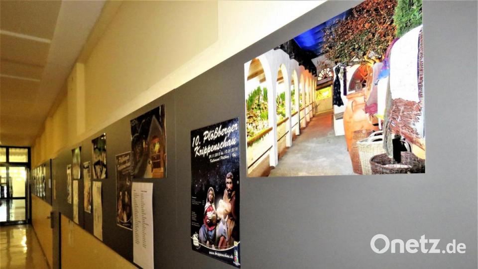Im Eingang zum Plößberger Krippenmuseum gleich hinter der Schnitzerstube zeugen die Plakate aller bisher zehnten Plößberger Krippenschauen von einer regen Tätigkeit der Schnitzergruppe und des OWVs. Allerdings gibt es diese Ausstellungen nur alle fünf Jahre, weil sie sehr viel Arbeit machen. Bild: ubb