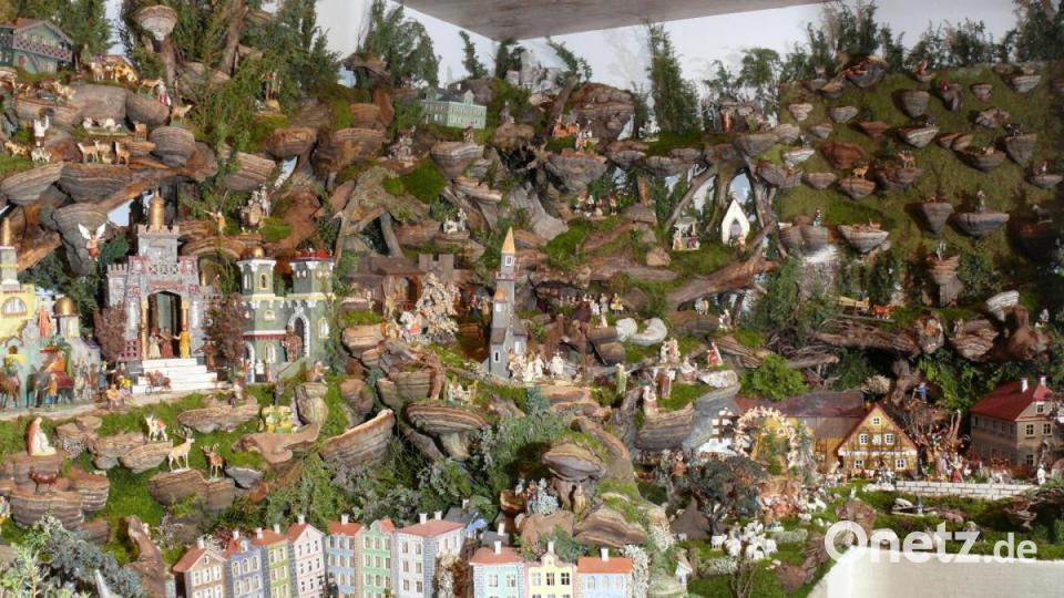 Solch imposante Hauskrippen stellen viele Plößberger in ihren Häusern an Weihnachten auf. Bild: ubb