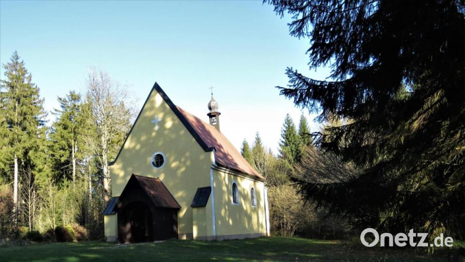 Die Kirchenväter haben im Mittelalter die Bauplätze für ihre Gotteshäuser nicht willkürlich ausgesucht. Die St. Nikolauskirche steht mitten im Wald ein einen dieser Orte, die auch gern &quot;Kraftorte&quot; genannt werden. Bild: ubb