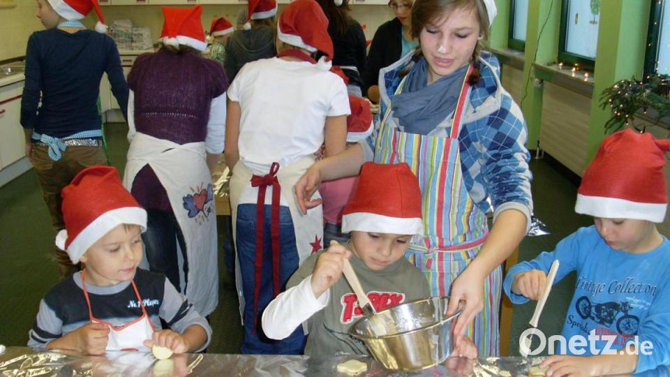 In der Weihnachtsbäckerei: Die ehemalige Hauswirtschaftslehrerin Angelika Ruhland an der heutigen Altenstädter Mittelschule lud die Kinder aus dem benachbarten Kindergarten zum gemeinsamen Backen in der Adventszeit ein. Für alle ein riesiger Spaß. Ob das heute noch möglich ist für eine „handwork and domestic economics Lehrerin“? Bild: cr