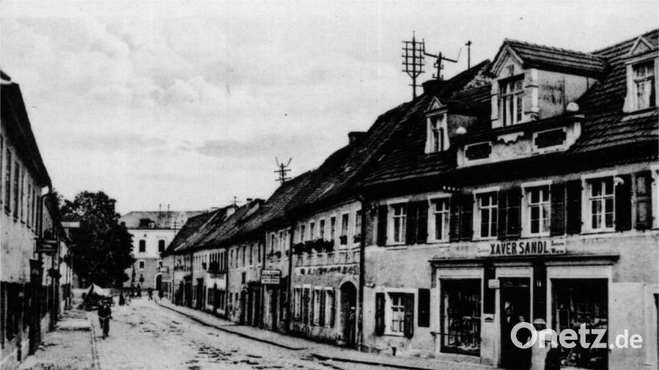 Die Dammstraße war auch in den 50er Jahren noch links und rechts mit vielen Geschäften belegt. Archivbild: Helmut Zagler