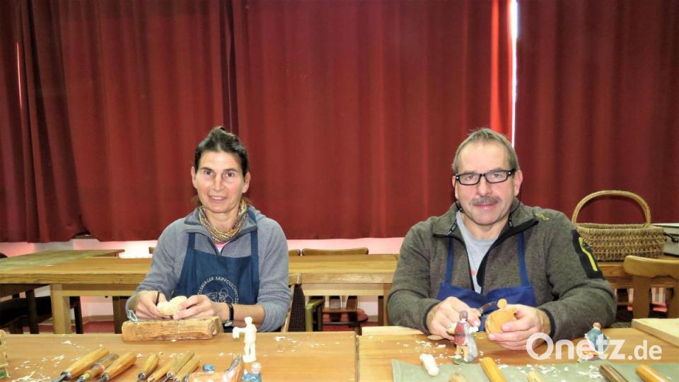 Ruth und Harald Gerl sind fließige Schnitzer. Harald Gerl hat das Schnitzen von seiner Frau gelernt. Bild: ubb