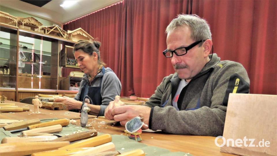 Das Ehepaar Harald und Ruth Gerl frönt dem gemeinsamen Hobby Schnitzen, wann immer Zeit dafür ist. Während Ruth Gerl seit Kindesbeinen an diesem schönen Hobby nachgeht, wurde Harald Gerls Leidenschaft dafür erst vor gut zehn Jahren geweckt. Bild: ubb