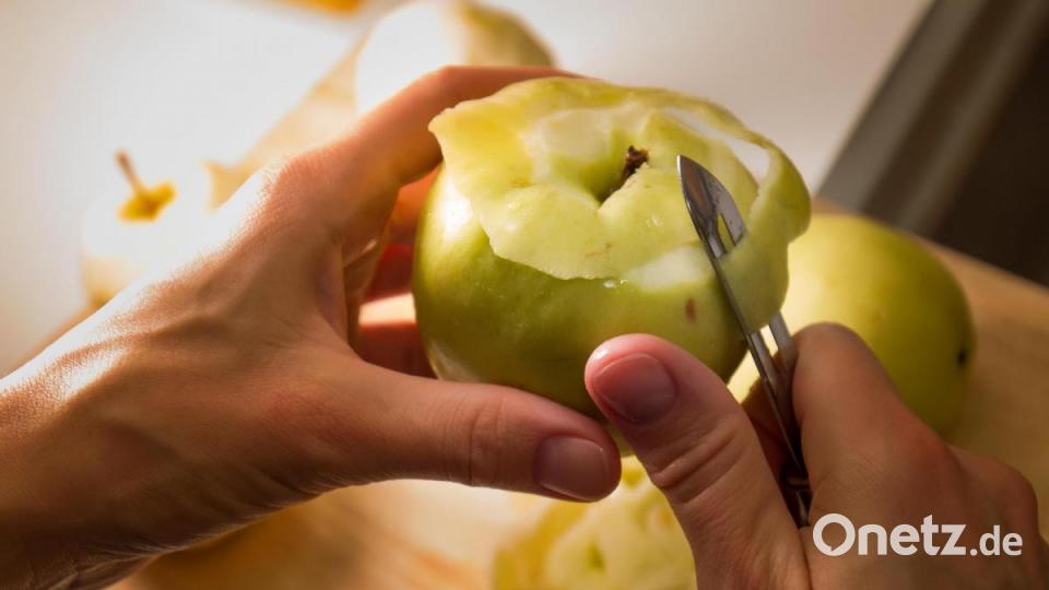 Spannende Beschäftigung in den Losnächten: Früher schälten die jungen Mädchen gerne einen Apfel, warfen die Schale über die Schulter und versuchten daraus einen Buchstaben herauszulesen. Der verrät nämlich, wer ihr Zukünftiger werden würde. Bild:  Colorshadow – stock.adobe.com