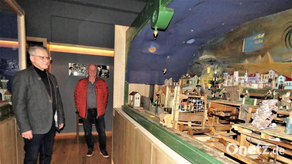 Manfred Kopp und Roland Hecht (von links vor der mechanischen Krippe) sind stolz auf ihre Krippenstube im Plößberger Museum. Es ist viel Arbeit, aber die Männer haben Spaß daran. Bild: ubb