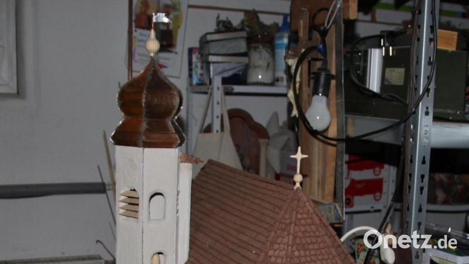 Technisches Highlight: Eine Kirche, bei der ein Motor die Eingangstür öffnet und schließt und die heilige Familie heraustreten lässt, während die Mesnerin unten im Turm am Glockenseil zieht. Das Ganze begleitet von einer Spieluhr mit „Stille Nacht“. Bild: ds