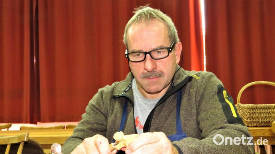 Beim Schnitzen ist Konzentration gefragt. Das weiche Holz, meist Erle, muss vorsichtig bearbeitet werden. Bild: ubb
