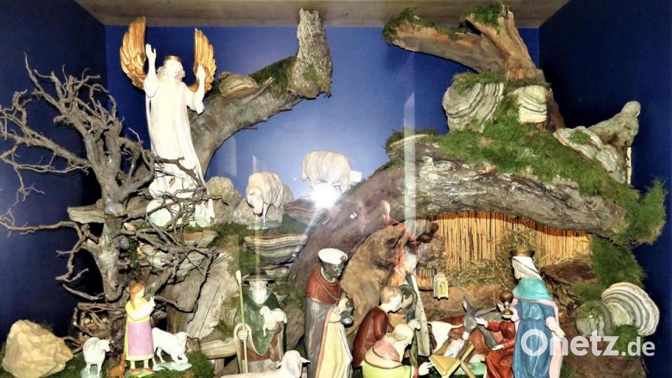 Diese Krippe hat Ruth Gerls Vater, Reinhold Bösl, als Auftragsarbeit für die Evangelische Kirche gefertrigt. Während des Jahres steht sie im krippenmuseum. Jetzt während der Weihnachtszeit ist sie in der Kirche aufgebaut. Bild: ubb