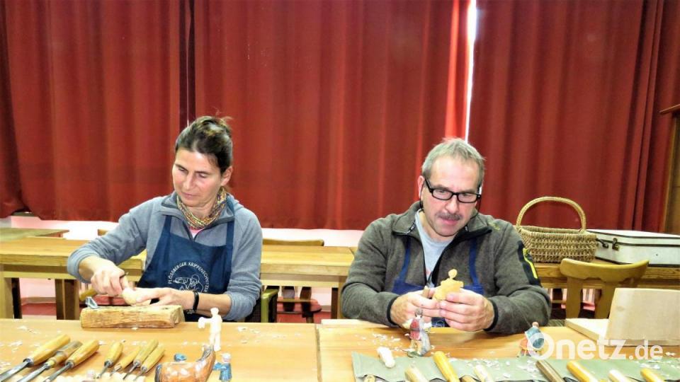 Ruth und Harald Gerl schnitzen pro Jahr gut zehn neue Figuren für ihre Krippen. Bild: ubb
