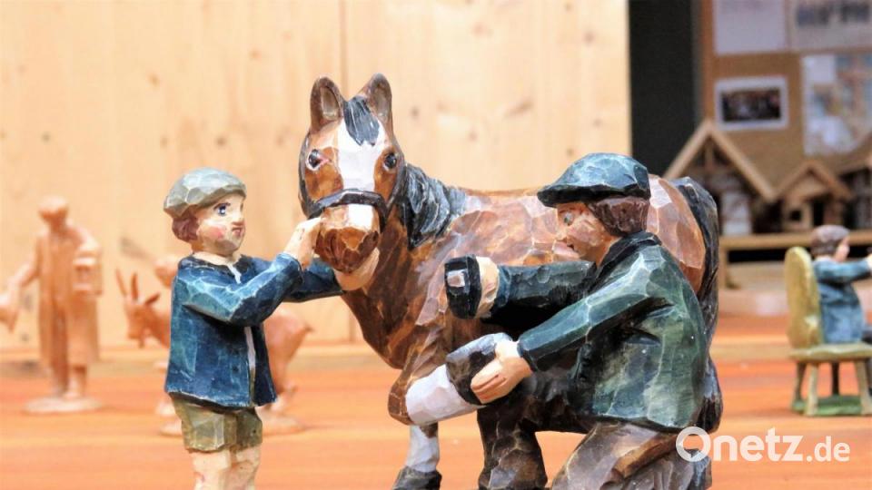 Aus einem einzigen Holzklotz hat Ruth Gerl diesen Schmied mit Pferd und Pferdeführer geschnitzt. Bild: ubb