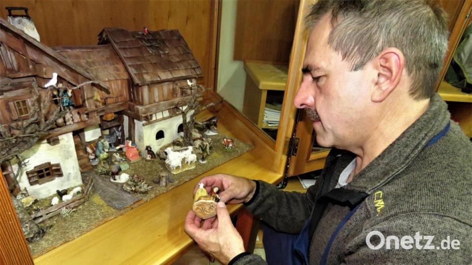 Harald Gerl hat 2014 seine erste eigene Krippe zusammengestellt. Auch die Häuschen hat er selbst gebaut. Bild: ubb