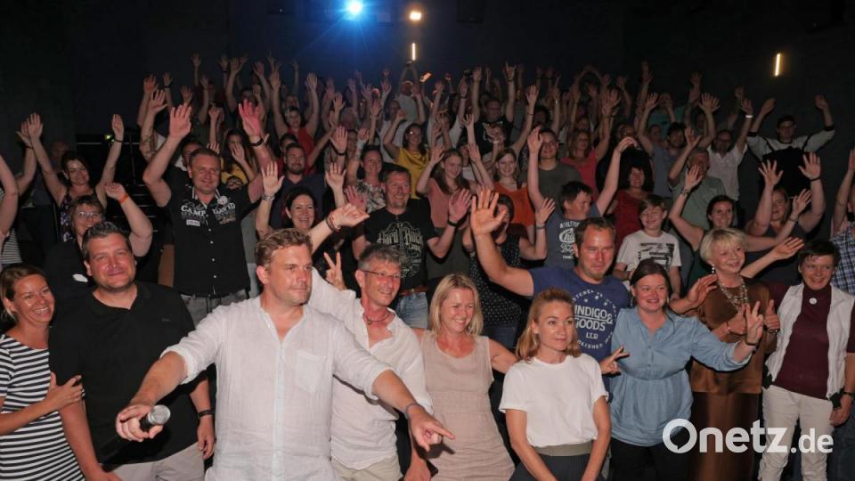 Die Fans feierten mit den Hauptdarstellern. Über 800 Leute kamen zur &quot;Leberkäsjunkie&quot;-Kino-Tour nach Tirschenreuth. Sie wollten die Schauspieler Sebastian Bezzel, Lisa Maria Potthoff und die Eberhofer-Autorin Rita Falk hautnah erleben. Bild: tr