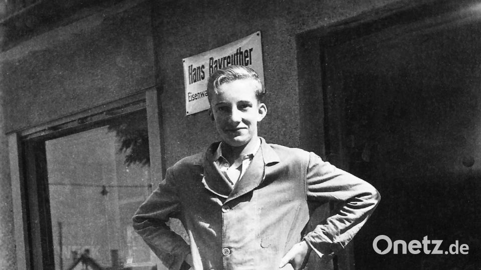 Der Lehrbub Heinrich Bayreuther in den 50er Jahren vor dem elterlichen Geschäft. Bild: Privat