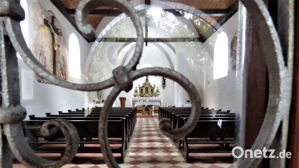 Das Kirchlein ist auch durchs vergitterte Türglas überschaubar. Es gibt nur einen schönen Altar, zwei Wandbilder, ein paar Figuren und die Bestuhlung für Gottesdienste. Bild: ubb