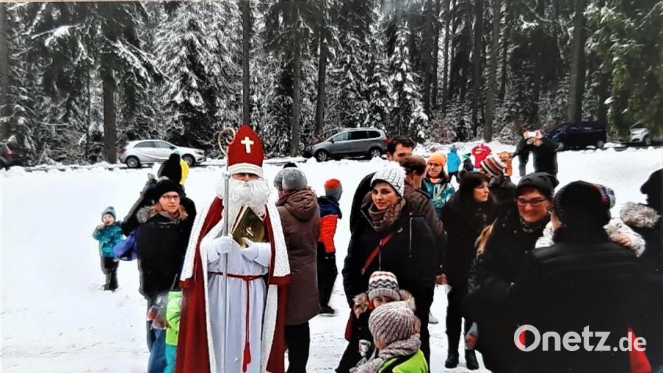 Jedes Jahr kommt der Heilige Nikolaus persönlich vorbei und bringt den Kindern bei einer kleinen Feier am 6. Dezember Geschenke und nette Worte mit. Bild: ubb