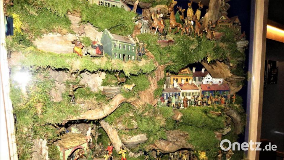 In dieser Vitrine befinden sich die ältesten Exponate, unter anderem von 1780. Bild: ubb