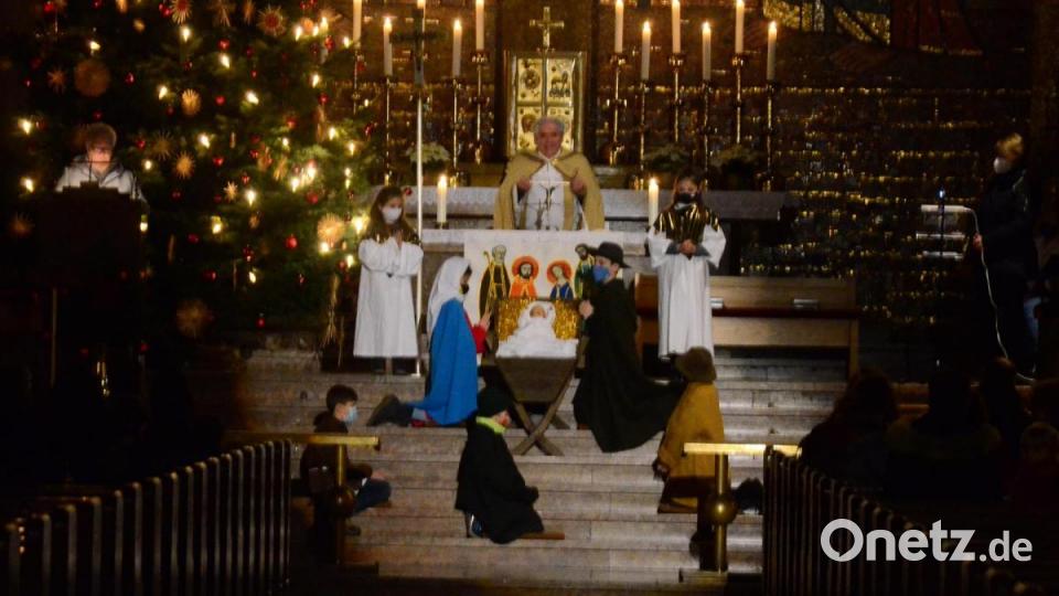 Mit nur 40 Gläubigen feierte Stadtpfarrer Gerhard Pausch am Heiligen Abend anstatt einer Kinderchristmette eine Krippenfeier in der Herz-Jesu-Kirche. Bild: uz