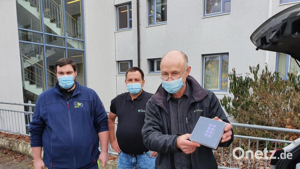 Dr. Richard Bugl zeigt den Impfstoff. Bild: Tietz