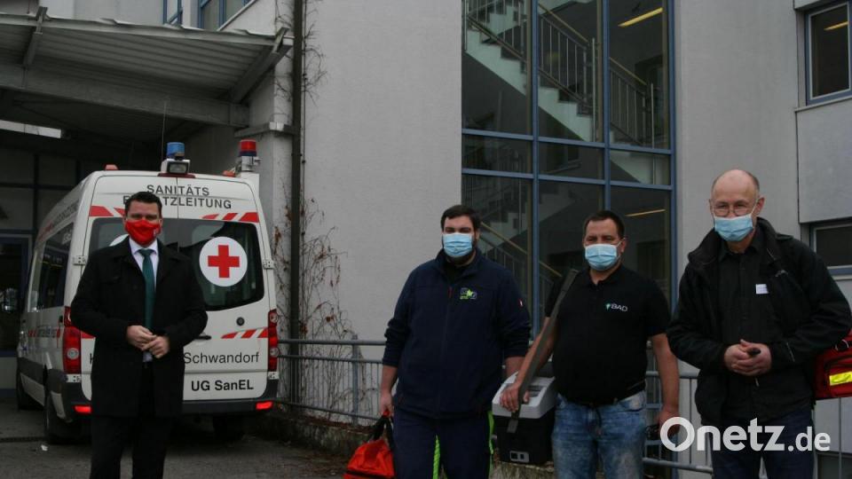 Vor der Abfahrt nach Neunburg vorm Wald.: Landrat Thomas Ebeling (links), Dr. Richard Bugl (rechts) und das medizinische Team, das die ersten Impfungen im Landkreis Schwandorf vornahm. Bild: Tietz