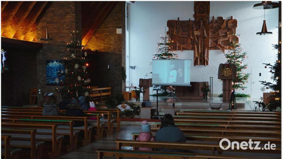 Statt eines Krippenspiels lief in diesem Jahr bei der Kinderkrippenfeier in Fensterbach ein digitaler Vortrag zur Weihnachtsgeschichte in der Pfarrkirche. Bild: nib