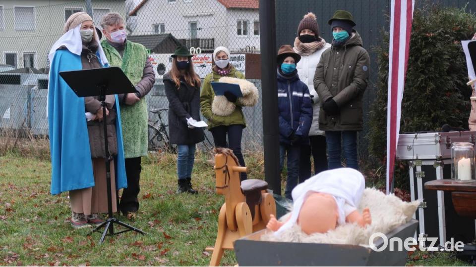 Maria, Josef und Hirten mit Mund-Nase-Schutz vor dem Jesukind und einem Schaukelpferd als Esel bei der Krippenfeier in den Krummen Äckern. Bild: uz