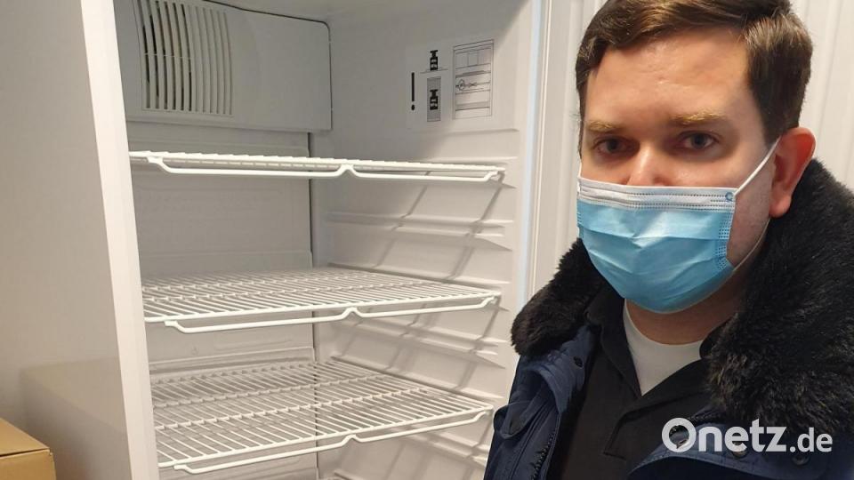 Ärztlicher Leiter Dr. Moritz Maenner zeigt den Kühlschrank, in dem der Impfstoff aufbewahrt wird,. Bild: Tietz