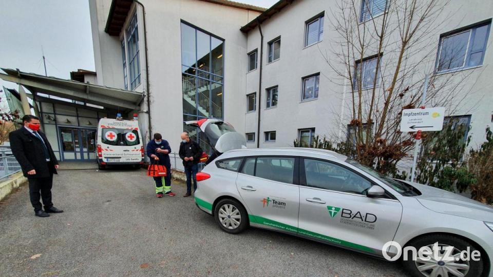 Dr. Richard Bugl macht sich mit seinem Team auf den Weg nach Neunburg vorm Wald zu den ersten Impfungen. Landrat Thomas Ebeling (links) beobachtet die Abfahrt. Bild: Tietz