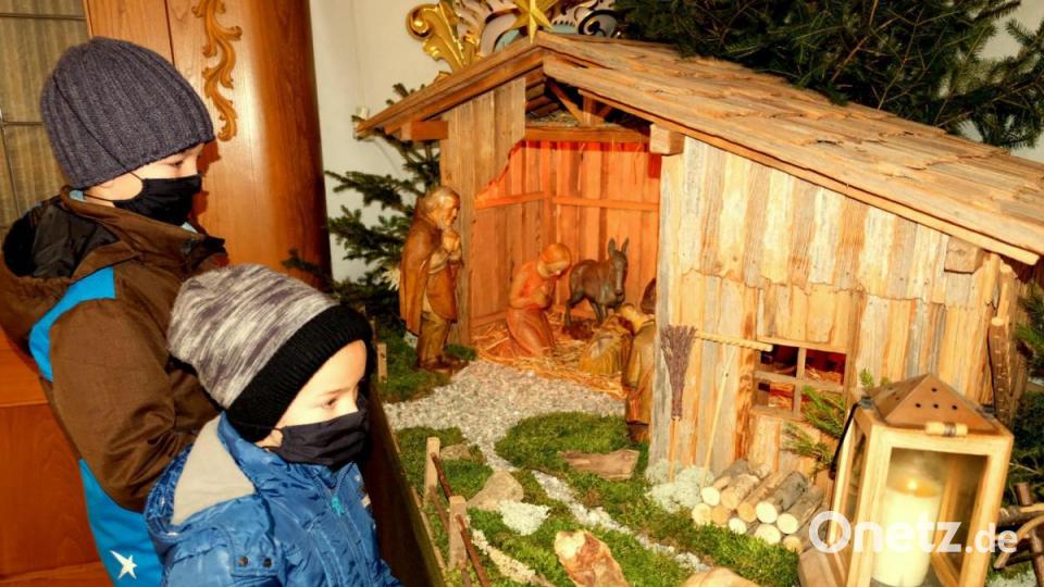 Sogar vor der Heiligen Familie in der Krippe wurden in Schwarzenfeld Hygieneregeln beachtet. Bild: mab