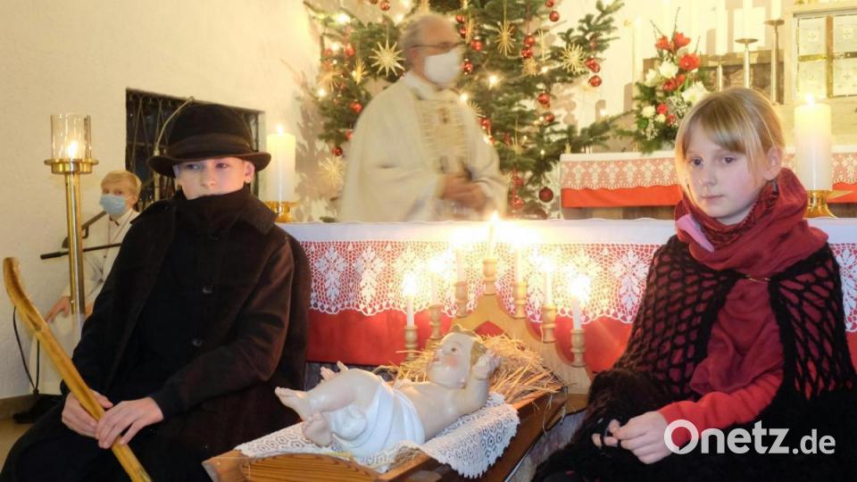 Das Geschwisterpaar Niklas und Kristina verkörpert Maria und Josef. Die beiden legen das Jesuskind in Stulln in eine Krippe vor dem Altar. Bild: ohr