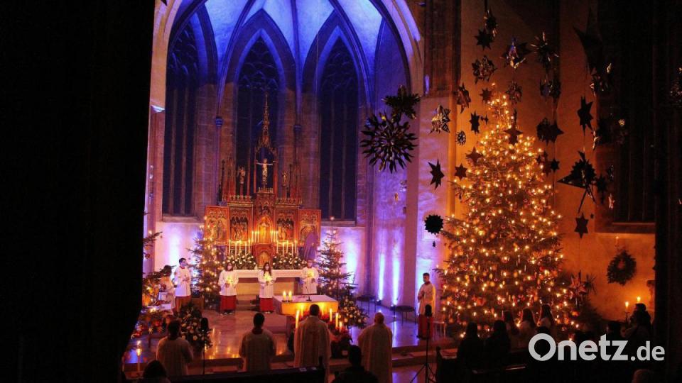 Mit „Stille Nacht“, bei illuminiertem Kirchenschiff und im Kerzenschein der liebevoll geschmückten, stattlichen Weihnachtsbäume endete der feierliche Gottesdienst in Nabburg. Bild: bph