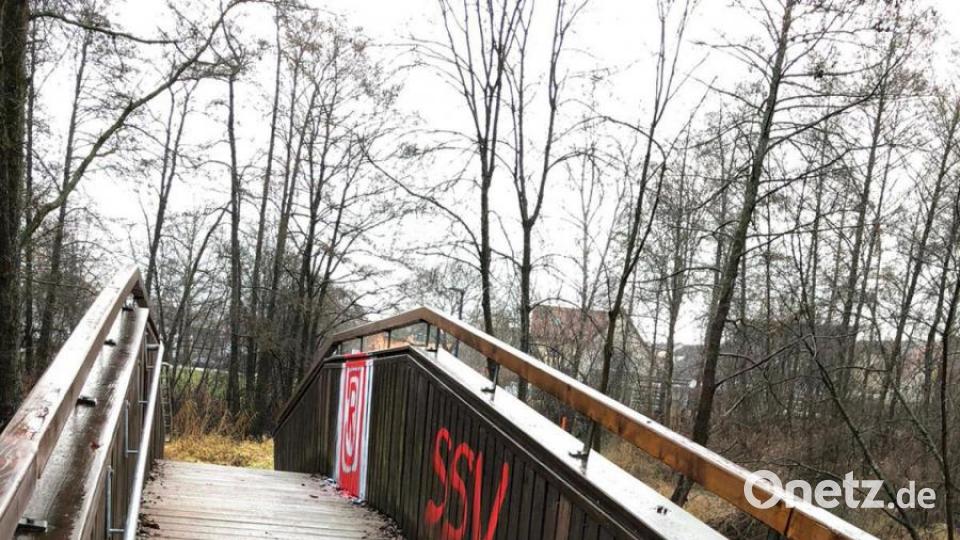 Irgendwann zwischen Heiligabend und dem Weihnachtsmorgen haben Unbekannte den Bereich der Wolfgangsiedlung verunstaltet. Die Polizei bittet um Mithilfe. Bild: sne