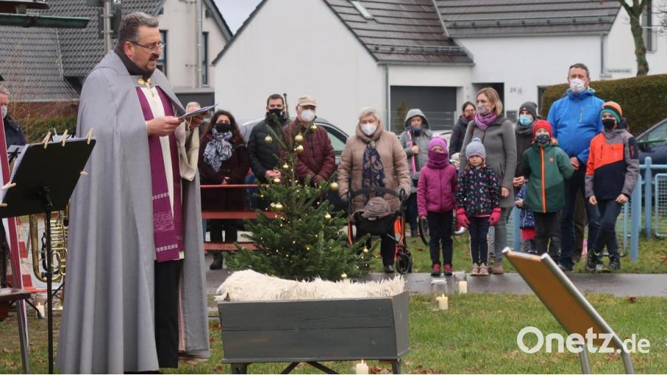 In diesem Jahr brachte die Kirche das Krippenspiel, wie hier in den Krummen Äckern, zu den Menschen. Dreimal feierte Pfarrvikar Achim Dittrich mit Gläubigen im Sprengel. Bild: uz